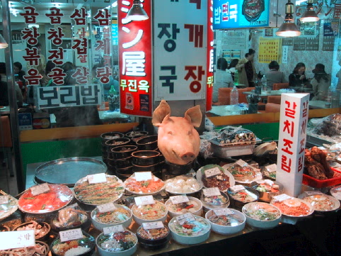 Pigs head in Seoul market
